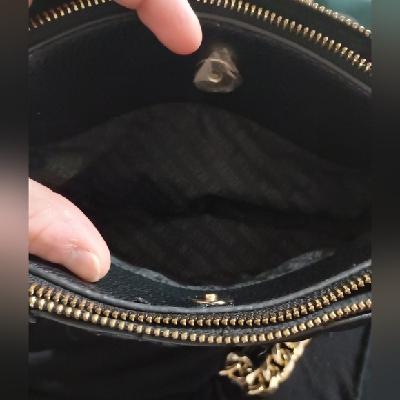 Steve Madden Black and Gold Crossbody Bag with Chain Strap - Picture 3 of 8